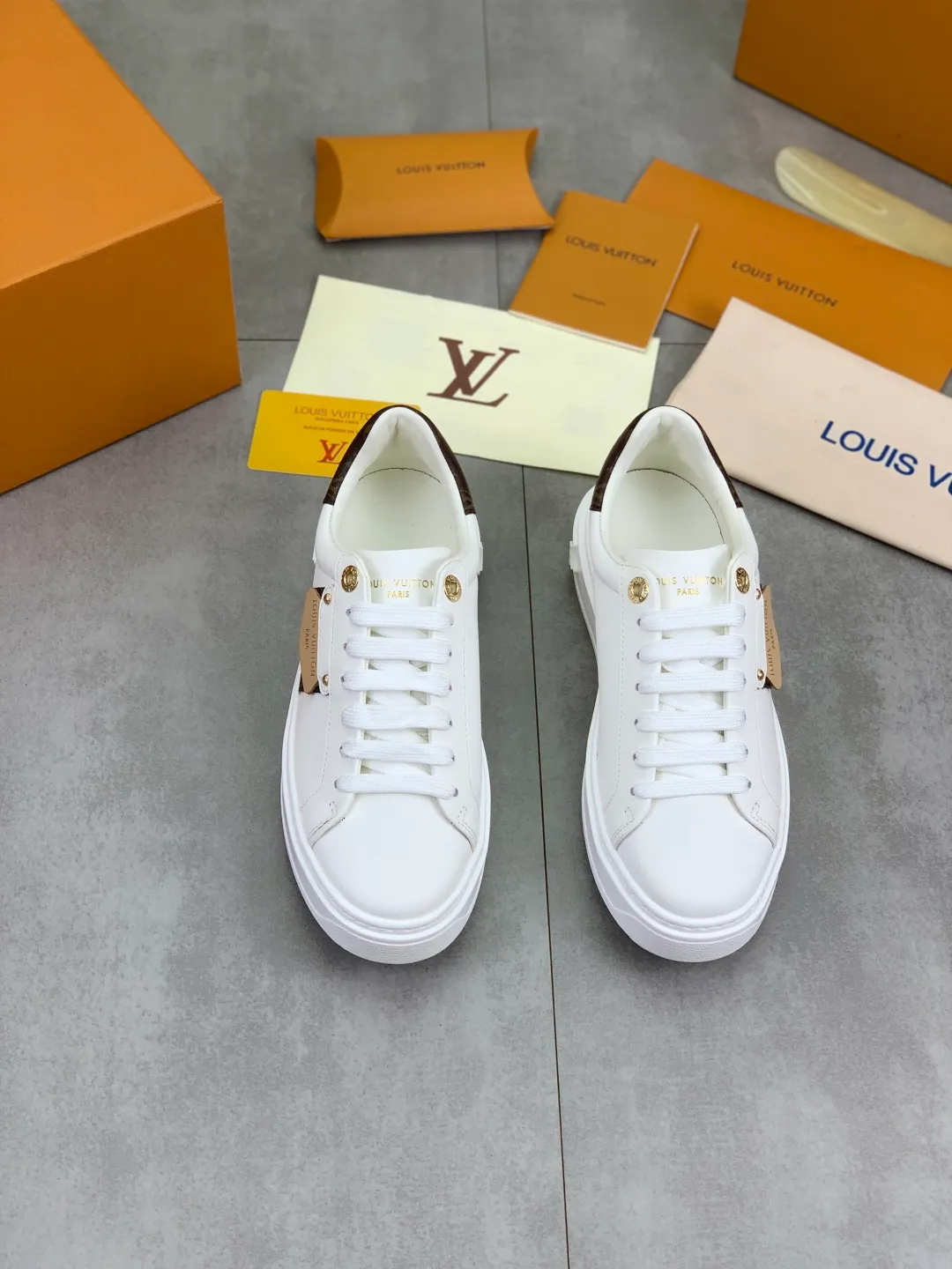 Men's men's shoes 💰P700 new style 💶 top version [LOUIS VUITTON] couple 🧑‍🤝‍🧑 craft style counter series (original order) new style 🍀LV Louis Vuitton - top version LV classic high-top trendy shoes! Made of imported original craft calfskin, original breathable lining, and original wear-resistant, lightweight, high-end TPU outsole! High quality products! 3️⃣ colors are available, size: female 35-39, male 39-44 (female 40, male 45 customized)